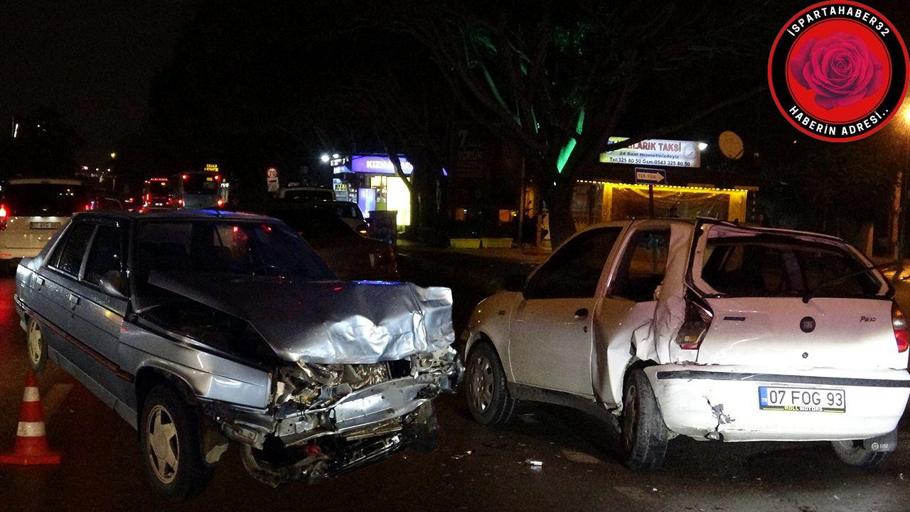 Antalya'da iki otomobil, kavşakta kafaya kafaya çarpıştı. Savrulan otomobillerden biri,