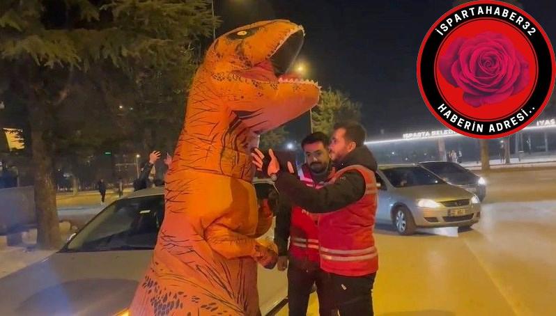 Isparta'da dinozor kostümüyle dolaşan bir genç, polis ekiplerinin GBT sorgusuna