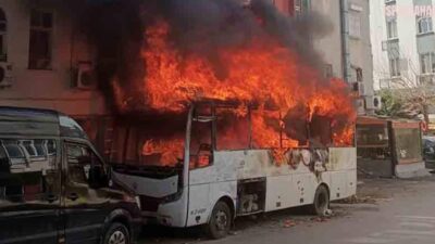 Antalya'nın Muratpaşa ilçesi Yüksekalan Mahallesi 504. Sokak’ta park halindeki otobüste