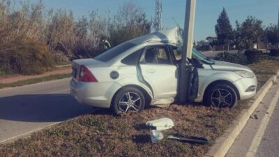 Antalya'nın Manavgat ilçesinde bir otomobil, aydınlatma direğine çarptı. Kazada sürücü