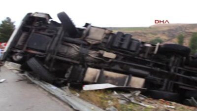 Burdur'un Bucak ilçesinde sebze yüklü kamyonetin şarampole devrilmesi sonucu 2