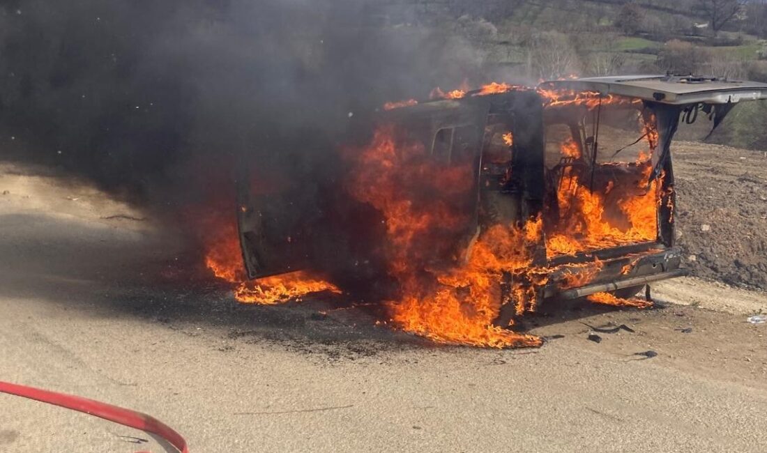 İnegöl ilçesinde hareket halindeyken motor kısmından alev alan hafif ticari