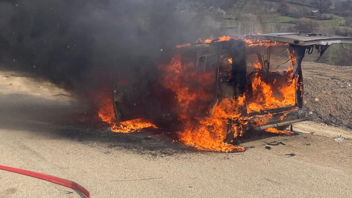 İnegöl ilçesinde hareket halindeyken motor kısmından alev alan hafif ticari