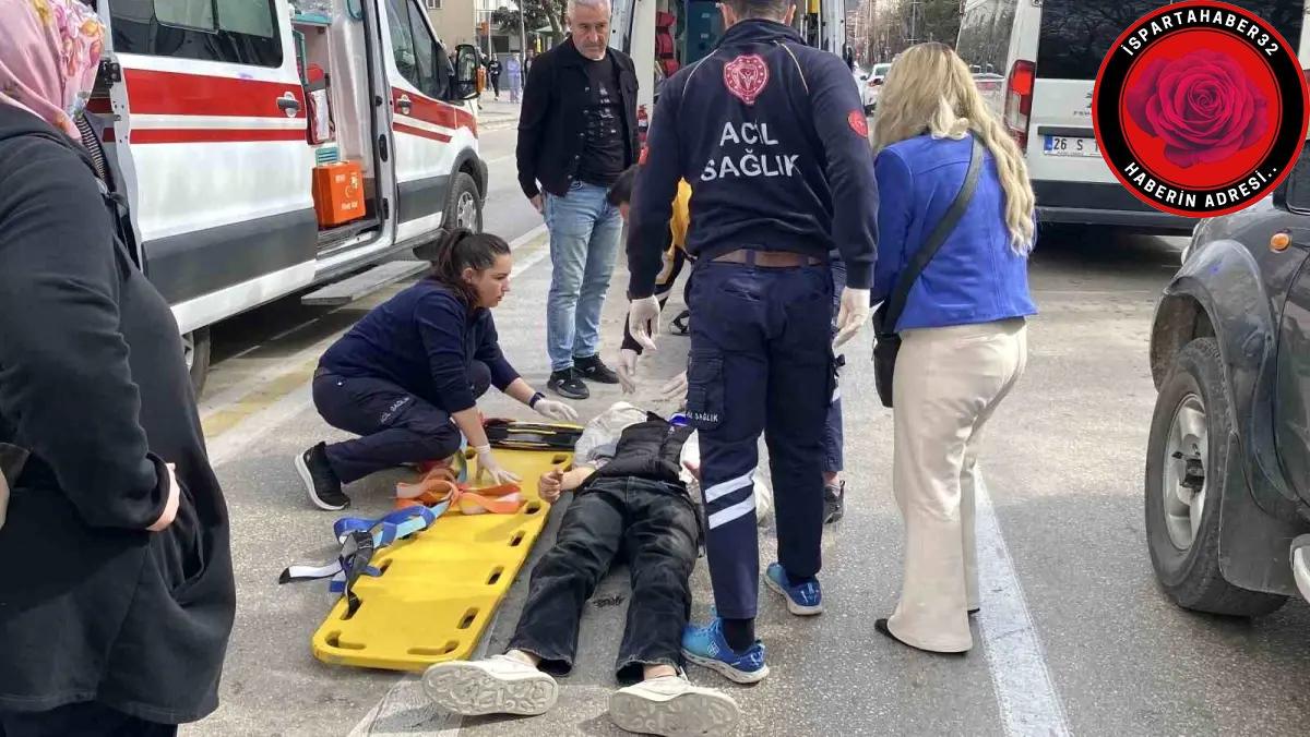 Eskişehir'de meydana gelen kazada, motosiklet sürücüsü ve çarptığı kadın yaralandı.