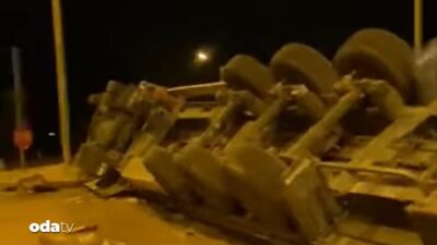 Isparta'nın Şarkikaraağaç ilçesinde refüje çarparak devrilen tırın sürücüsü ağır yaralandı.