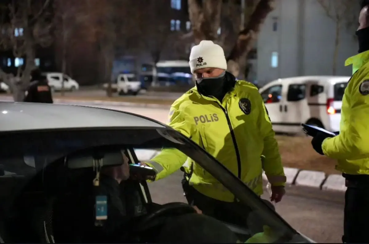 Isparta'da yapılan şok uygulamada 197 şahıs ve 63 araç denetlendi,