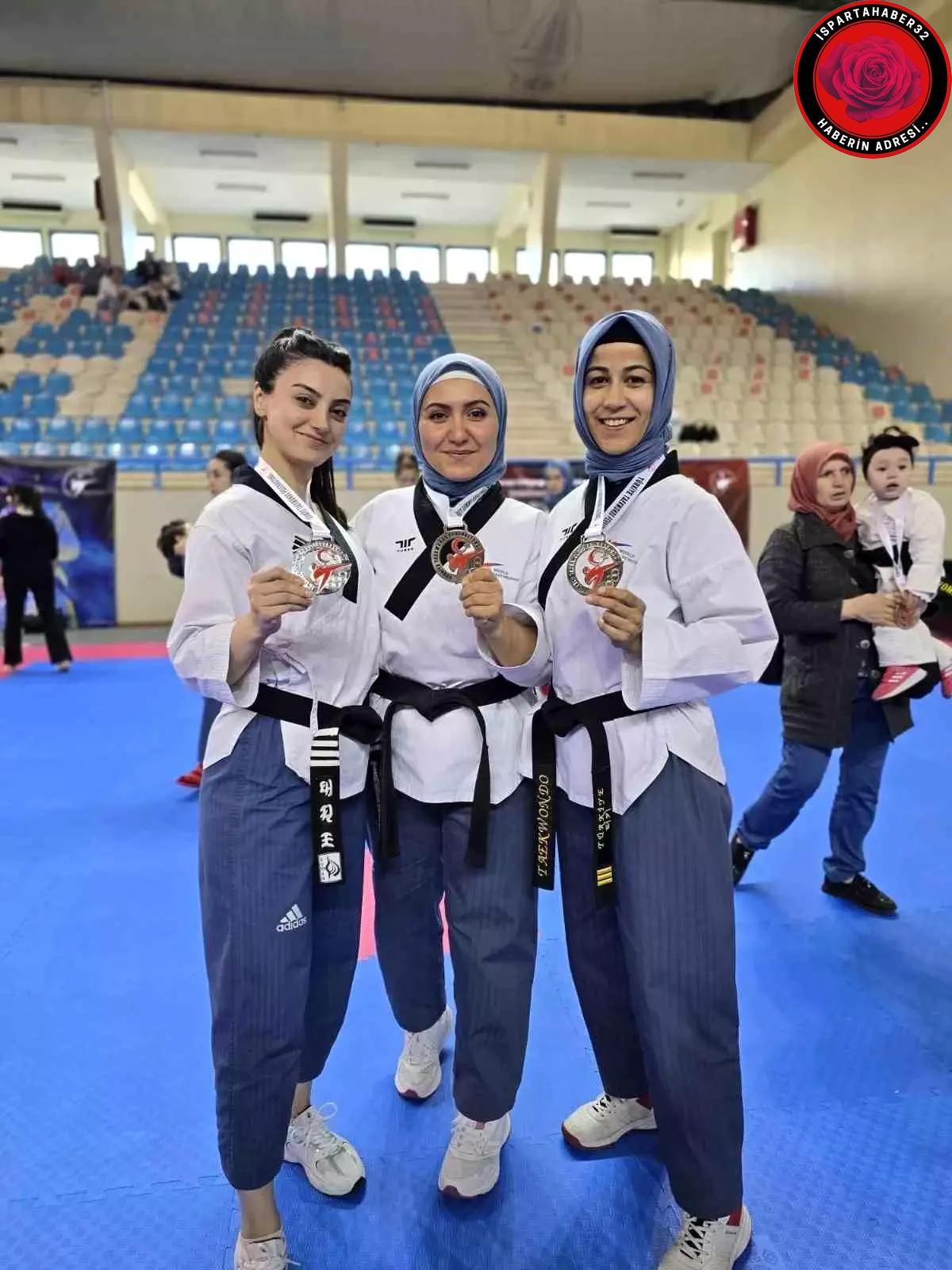 Adana'da düzenlenen Türkiye Tekvando Poomsae Şampiyonası'nda Ispartalı sporcular, Senkron kategorisinde