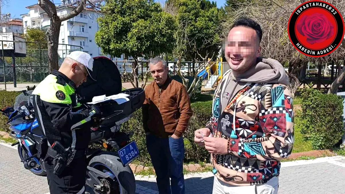 Antalya'da kask takmadığı için 5. kez yakalanan sürücünün belgesi 2