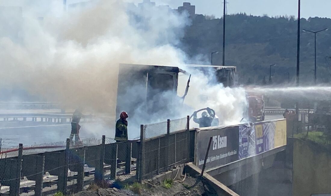 TEM Otoyolu'nun Kocaeli geçişinde lastiği patlayan kağıt rulo yüklü TIR'da