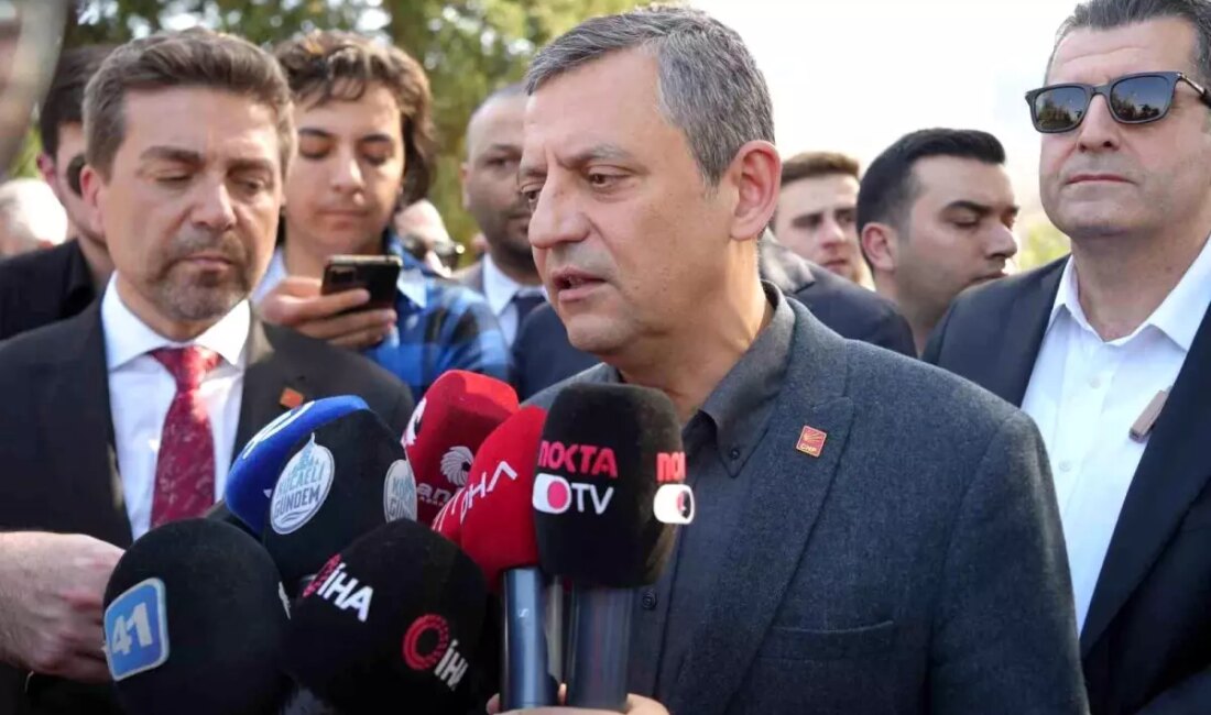 CHP Lideri Özgür Özel, Celal Akar’ın cenazesine katıldı ve magazin