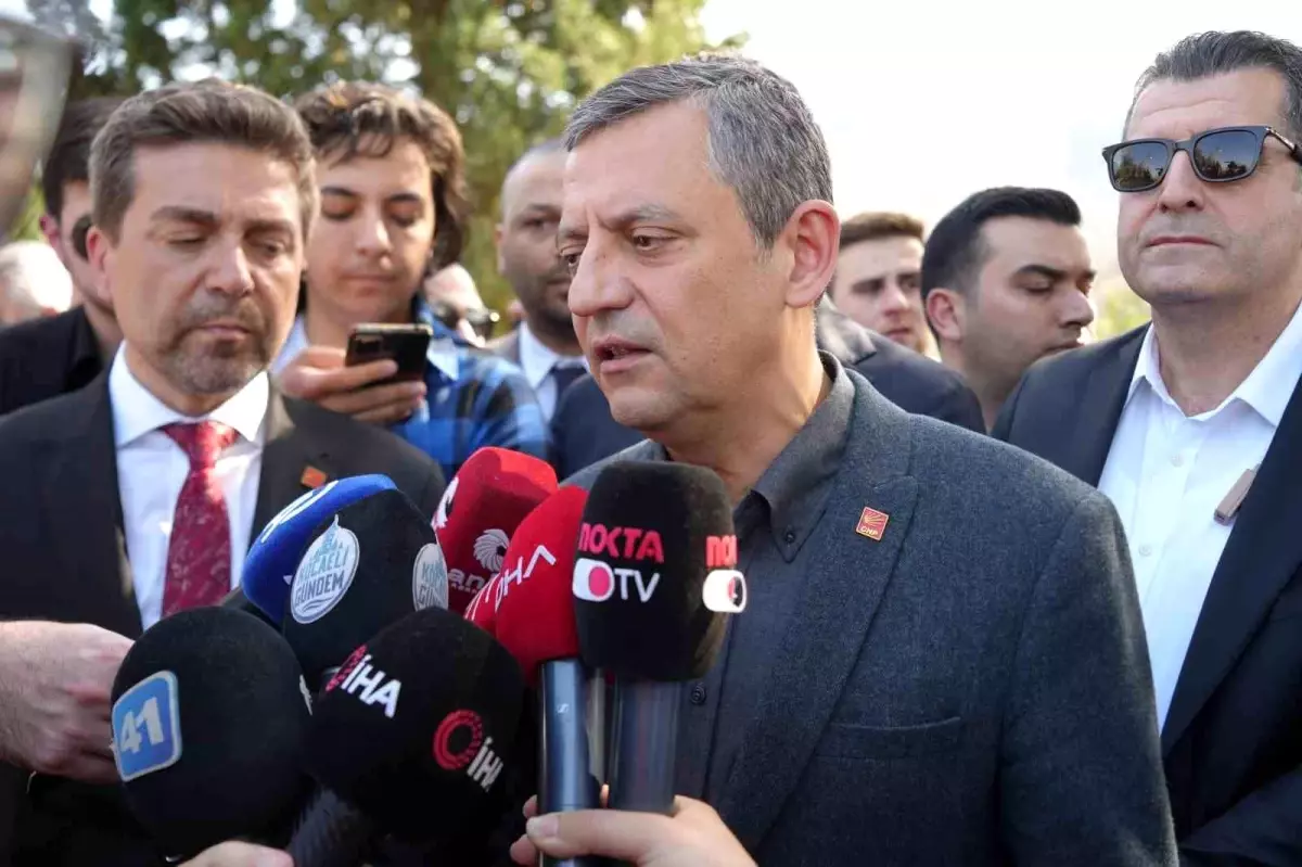 CHP Lideri Özgür Özel, Celal Akar’ın cenazesine katıldı ve magazin