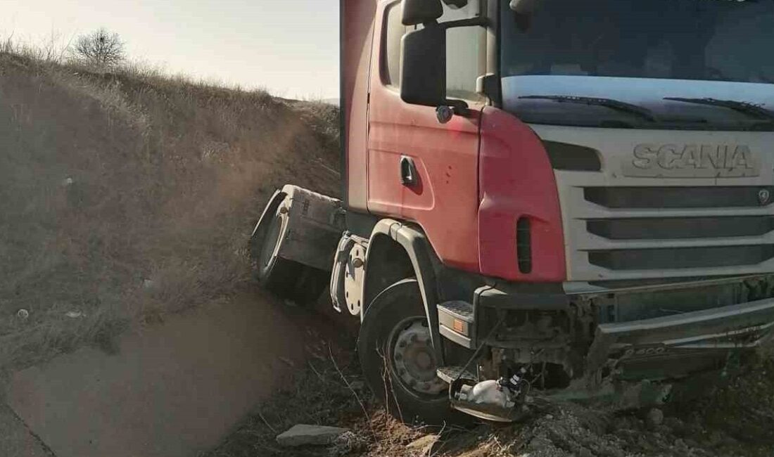 Isparta'nın Şarkikaraağaç ilçesinde kontrolden çıkarak yol kenarındaki kanala düşen tırın