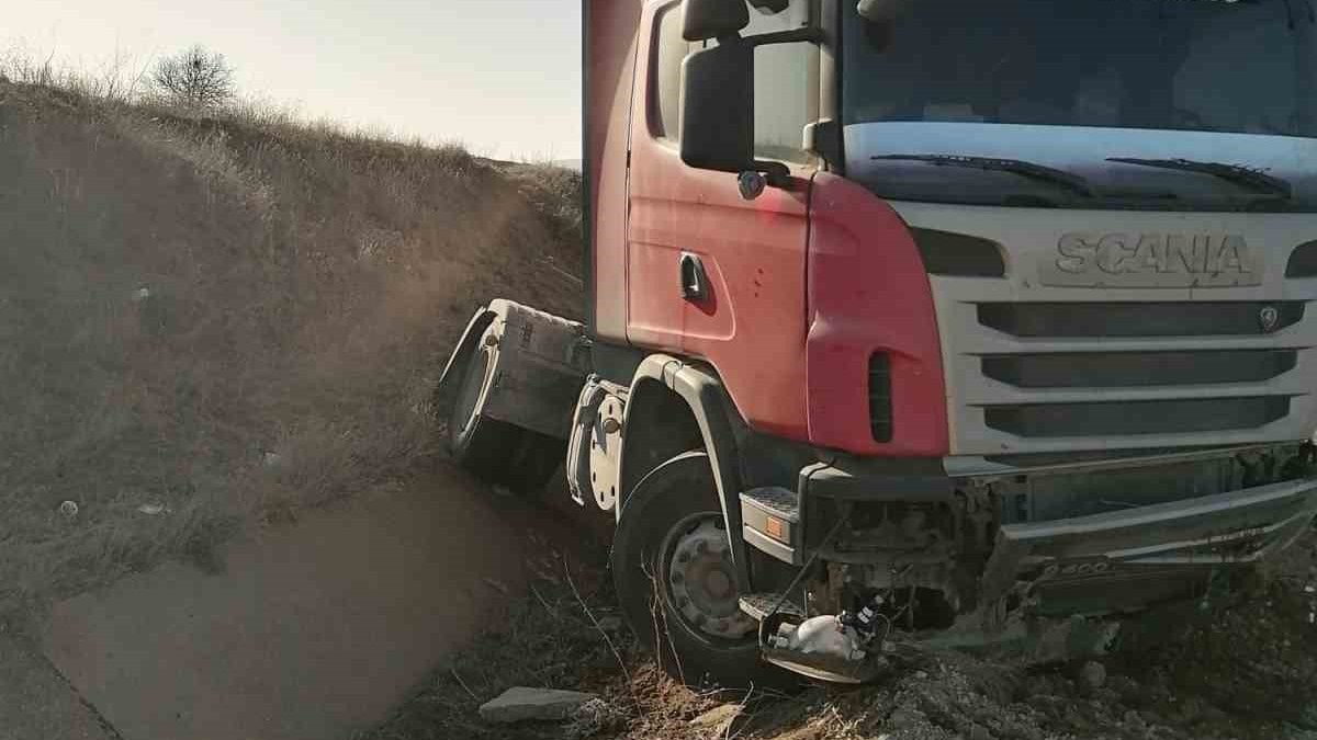 Isparta'nın Şarkikaraağaç ilçesinde kontrolden çıkarak yol kenarındaki kanala düşen tırın