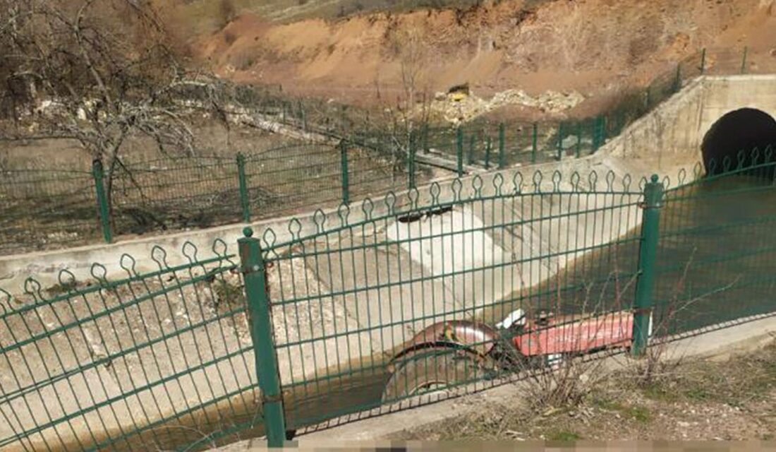 Isparta'nın Aksu ilçesinde meydana gelen kazada, su kanalına devrilen traktörün