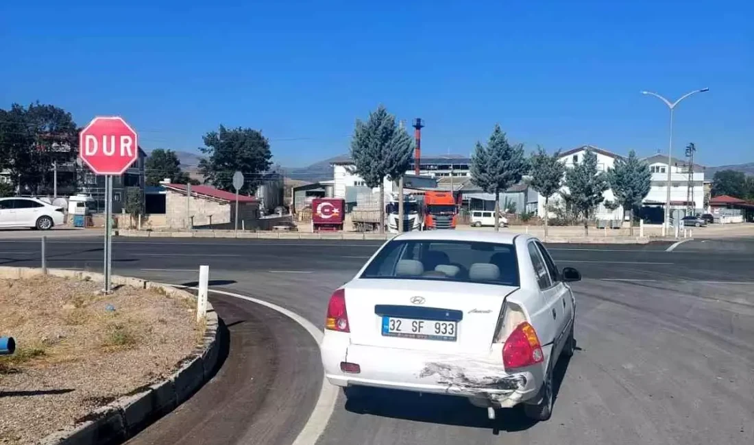 Isparta’da Kavşakta Kaza: 3 Yaşındaki Çocuk Yaralandı Isparta'nın Şarkikaraağaç ilçesinde iki otomobilin kavşakta çarpışması sonucu meydana gelen