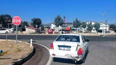 Isparta'nın Şarkikaraağaç ilçesinde iki otomobilin kavşakta çarpışması sonucu meydana gelen