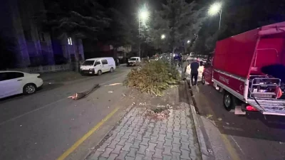 Isparta'da ağaca çarpıp takla atan Tofaş marka otomobilden itfaiye ekiplerince