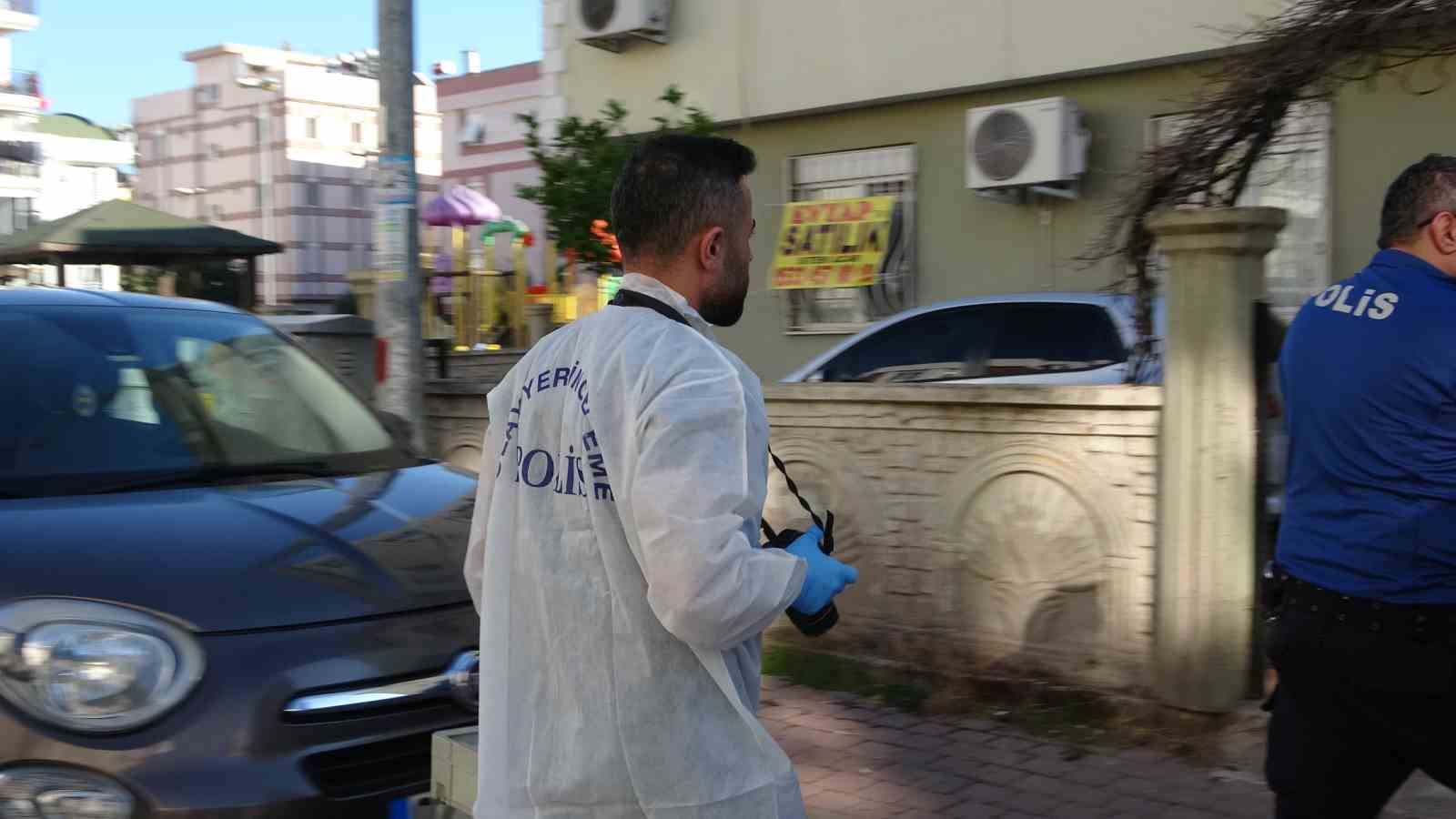 Antalya’da ailesiyle yaşayan 30 yaşındaki genç, sabah saatlerinde odasında ölü