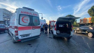 Antalya’nın Serik ilçesinde kavşakta iki aracın çarpıştığı kazada 4 kişi