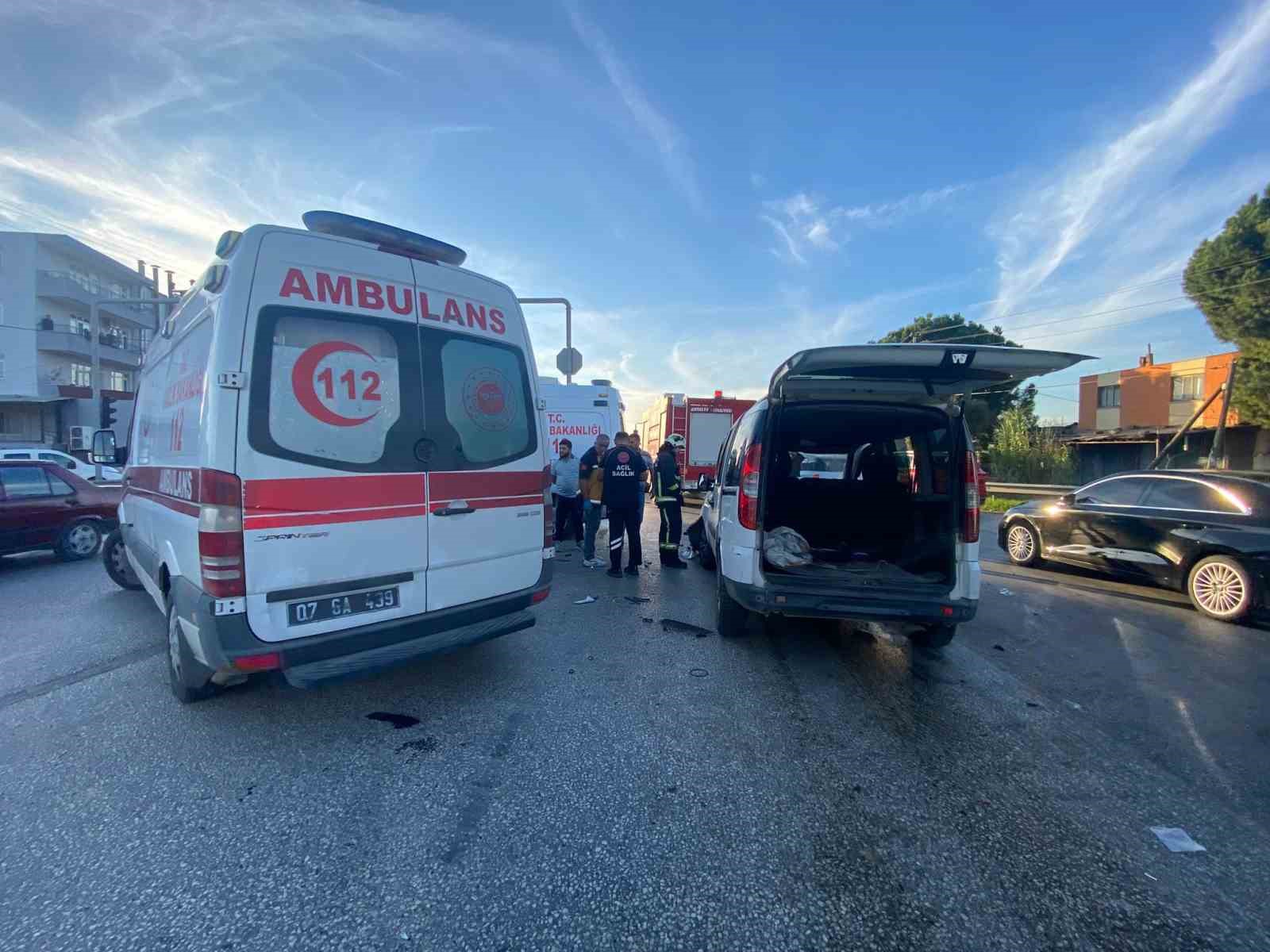 Antalya’nın Serik ilçesinde kavşakta iki aracın çarpıştığı kazada 4 kişi