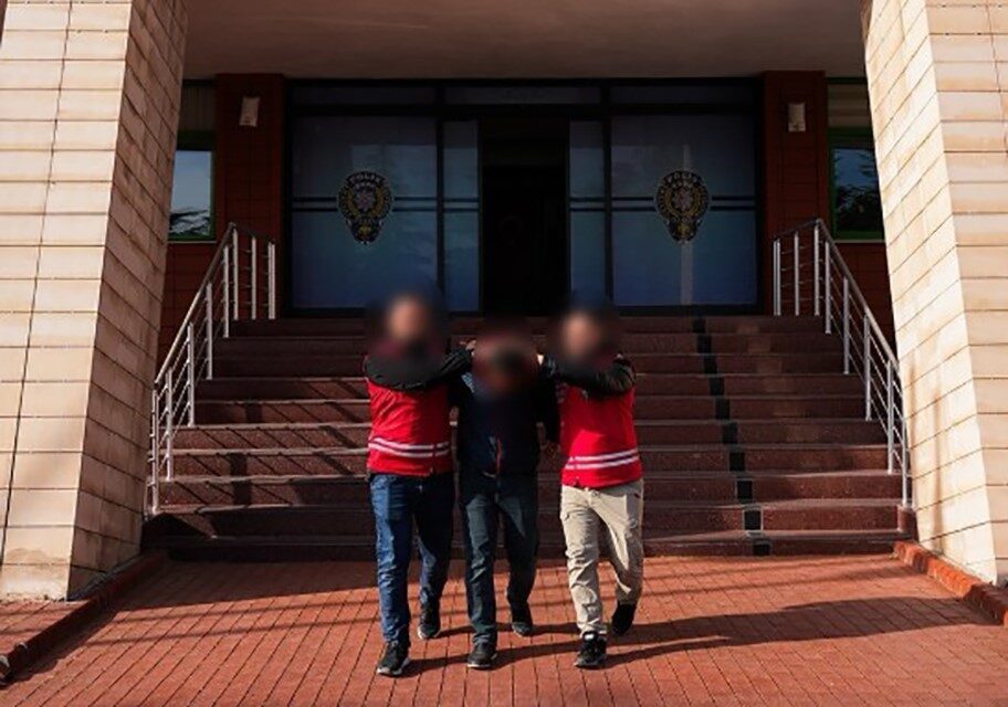 Isparta İl Emniyet Müdürlüğü tarafından gerçekleştirilen operasyonda, kendisini polis ve