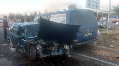 Isparta’nın Şarkikaraağaç ilçesinde iki otomobilin kavşakta çarpışması sonucu meydana gelen