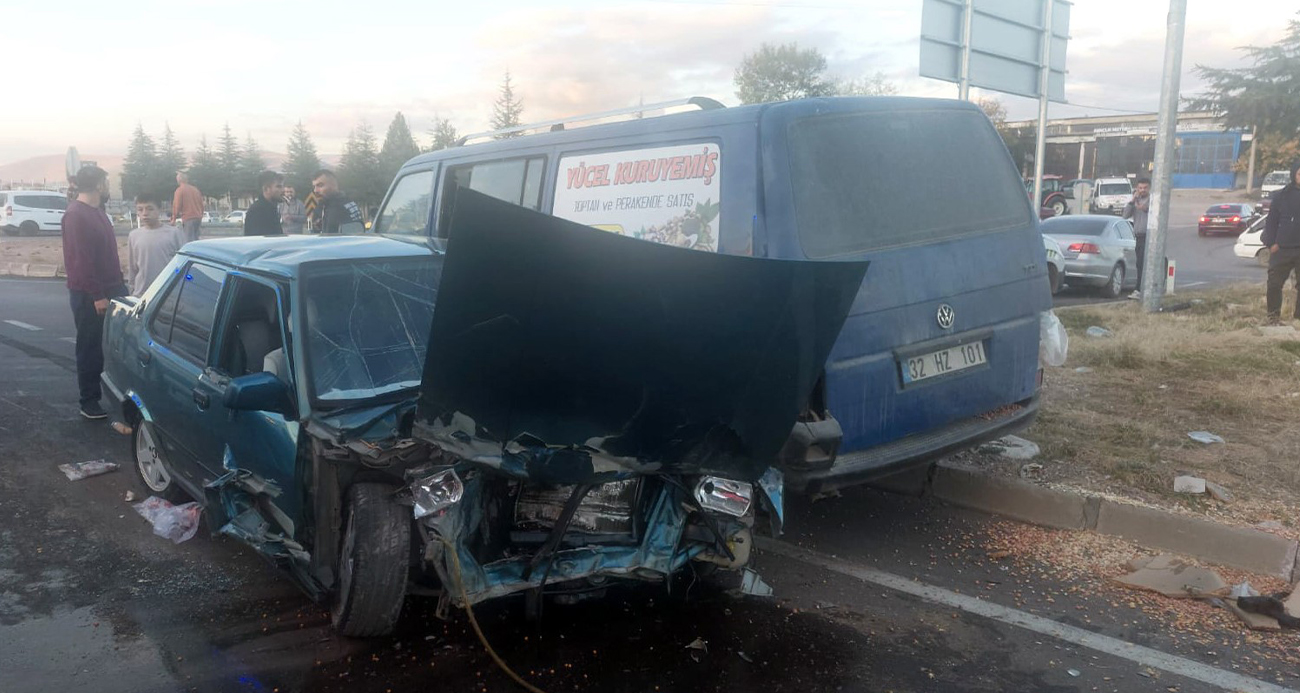 Isparta’nın Şarkikaraağaç ilçesinde iki otomobilin kavşakta çarpışması sonucu meydana gelen