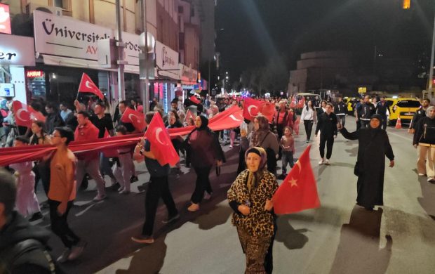 Afyonkarahisar'da Büyük Taarruz'un 104. yıl dönümü dolayısıyla fener alayı düzenlendi