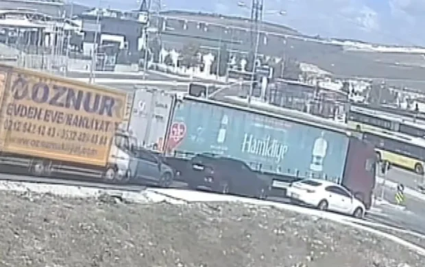 Başakşehir'de kamyonet, kırmızı ışıkta bekleyen 4 araca çarptı: 1 yaralı