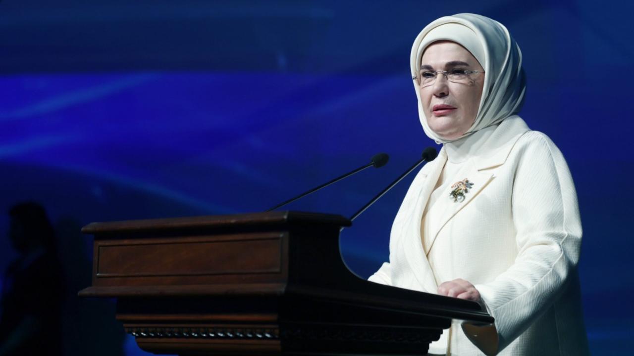 Emine Erdoğan, yazar Şule Yüksel Şenler'i vefatının 7'nci yılında andı