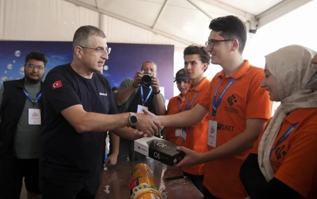 Haluk Bayraktar, TEKNOFEST Mavi Vatan'da yarışan takımlara T3 Gemstone O1 hediye etti