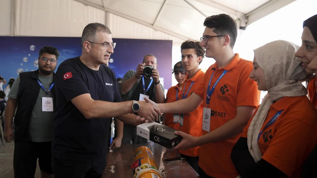 Haluk Bayraktar, TEKNOFEST Mavi Vatan'da yarışan takımlara T3 Gemstone O1 hediye etti