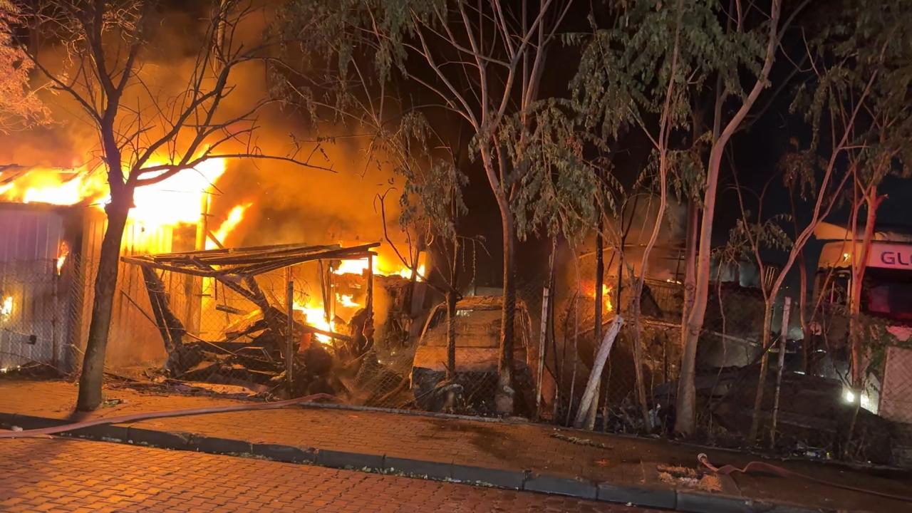 İstanbul'da tır parkında yangın