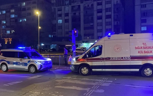 Yaralı halde tramvaya binen kişi yolcuların ihbarıyla hastaneye kaldırıldı
