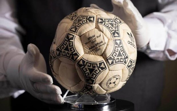 Maradona'nın Tanrı'nın Eli topu 3,3 milyon dolara satıldı