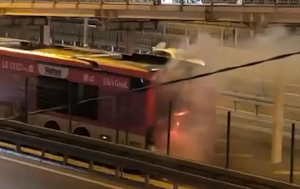 Seyir halindeki metrobüste çıkan yangın söndürüldü