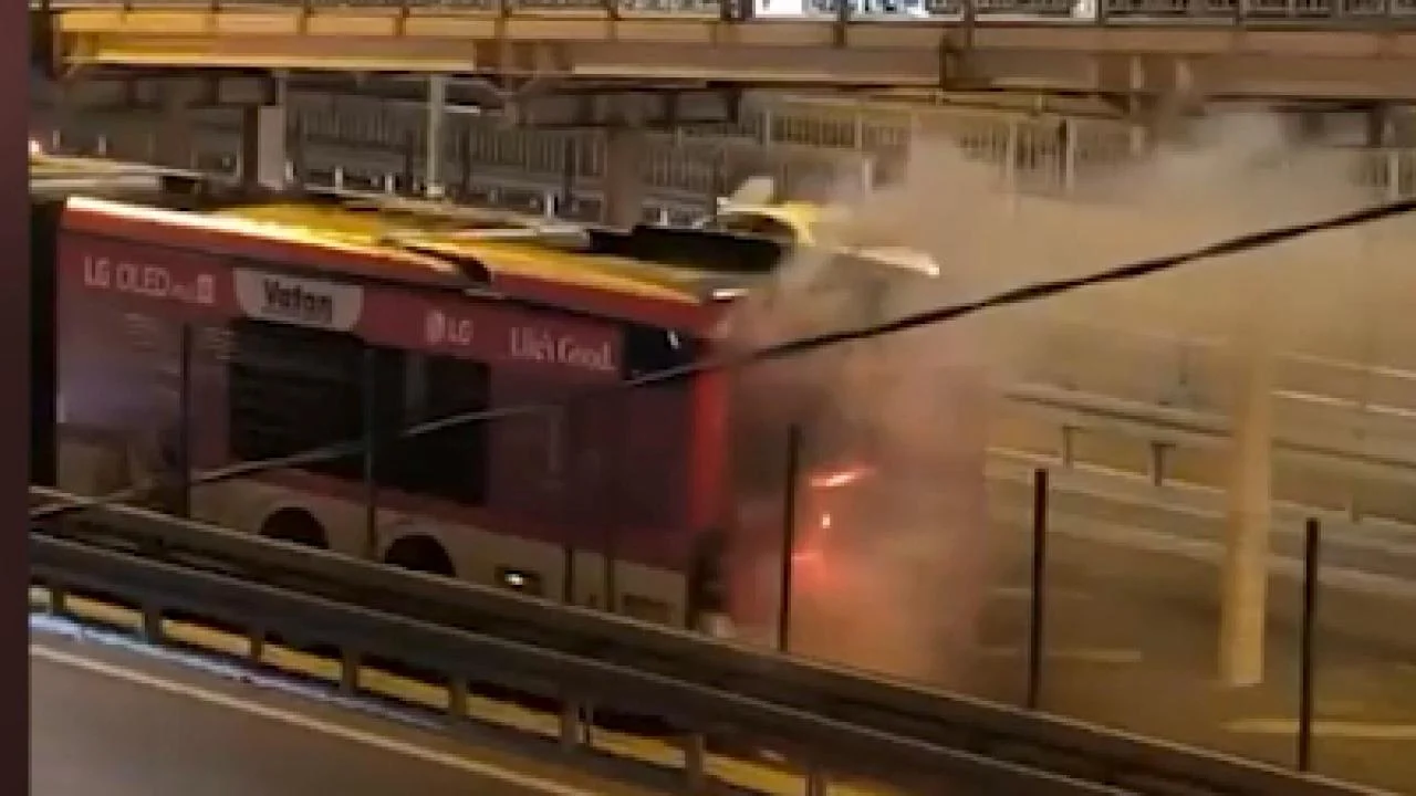 Seyir halindeki metrobüste çıkan yangın söndürüldü