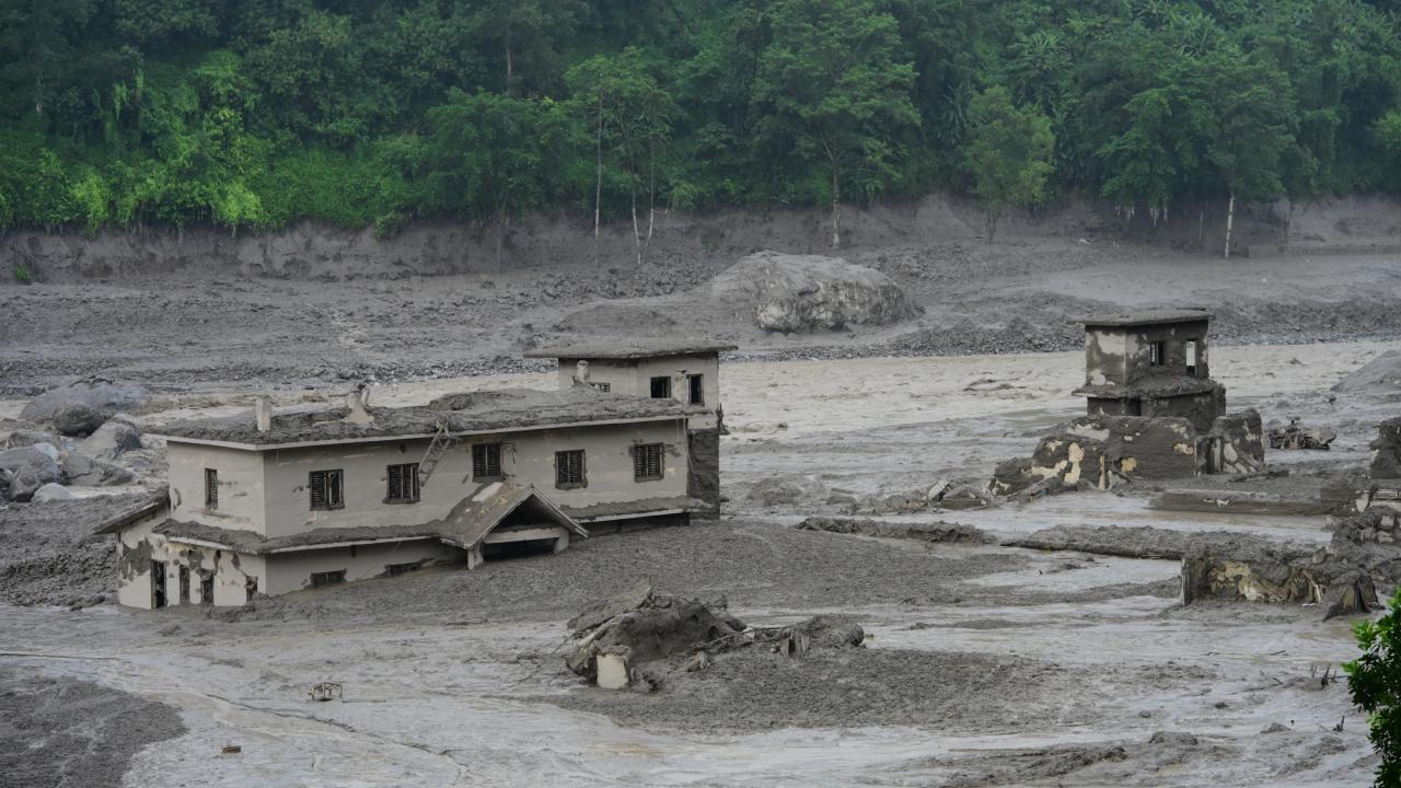 Nepal'deki sel felaketinde sınırın Çin tarafında hayatını kaybedenlerin sayısı 5'e çıktı