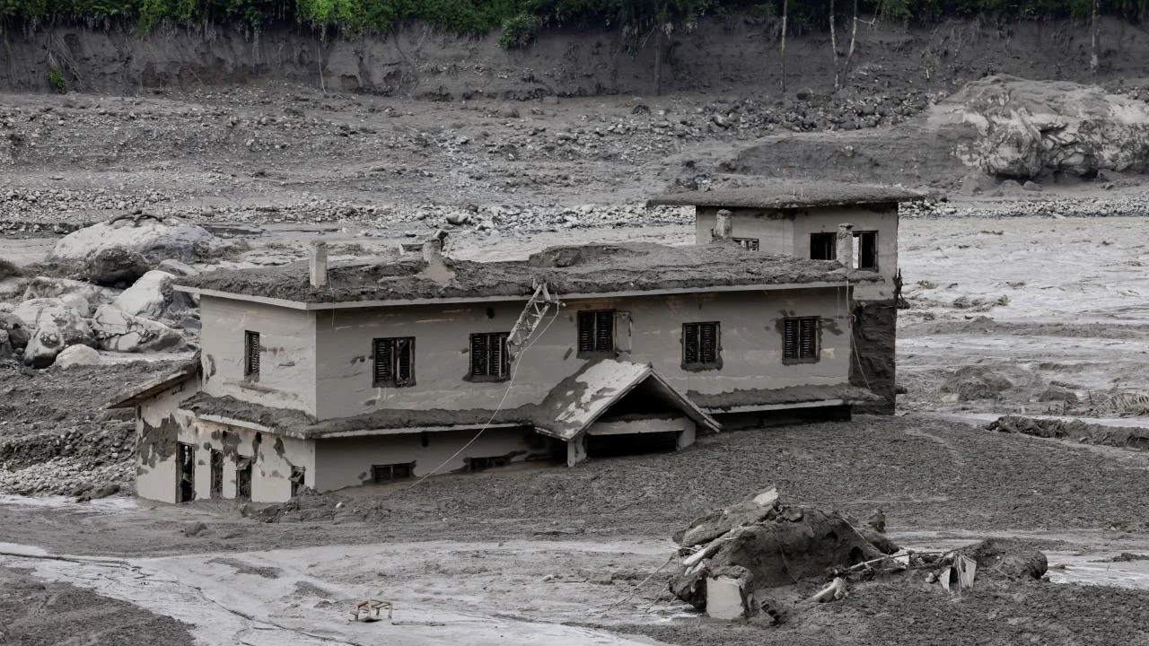 Nepal'deki selde hayatını kaybedenlerin sayısı 939'a yükseldi