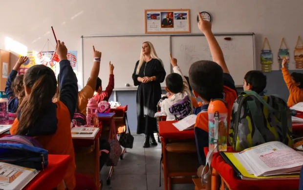 Kamuda çalışan ebeveynlere günlük 3 saat uyum eğitimi izni