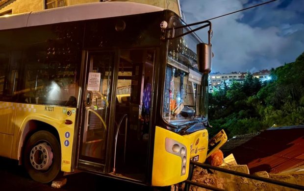 Sarıyer'de İETT otobüsü bariyerlere çarptı