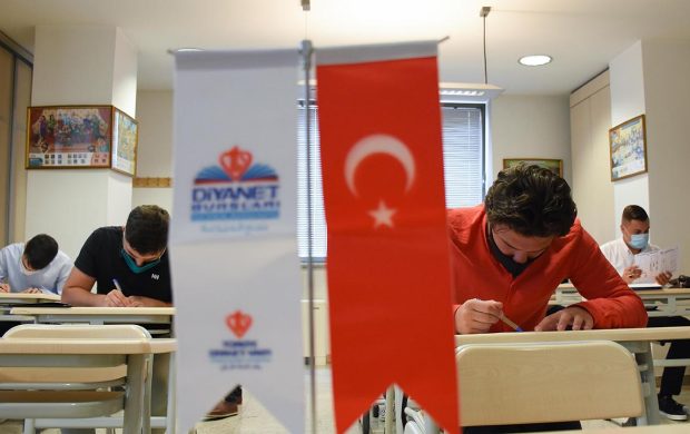 TDV'den eğitim şemsiyesi: 8 bin öğrenciye burs, 17 bin mezun