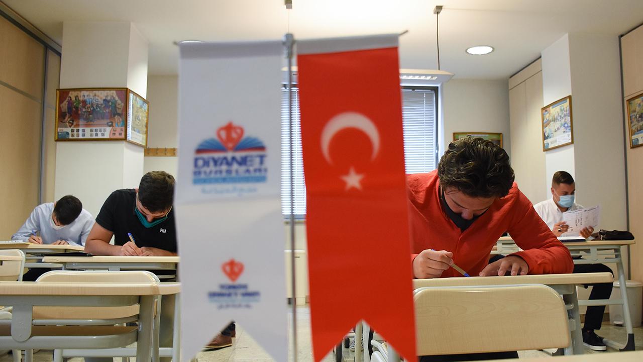 TDV'den eğitim şemsiyesi: 8 bin öğrenciye burs, 17 bin mezun