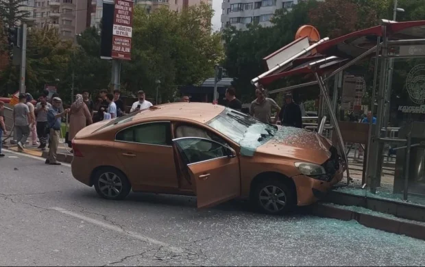 Kayseri'de otomobil tramvay durağına girdi: 1 yaralı