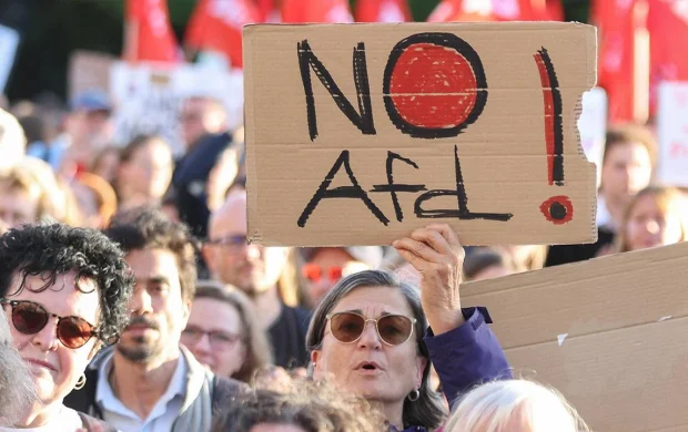 Almanya'da AfD'nin tarihi seçim zaferinin ardından kitlesel protestolar başladı