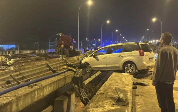 Afyonkarahisar'da tuğla yüklü tır ile 3 otomobil çarpıştı