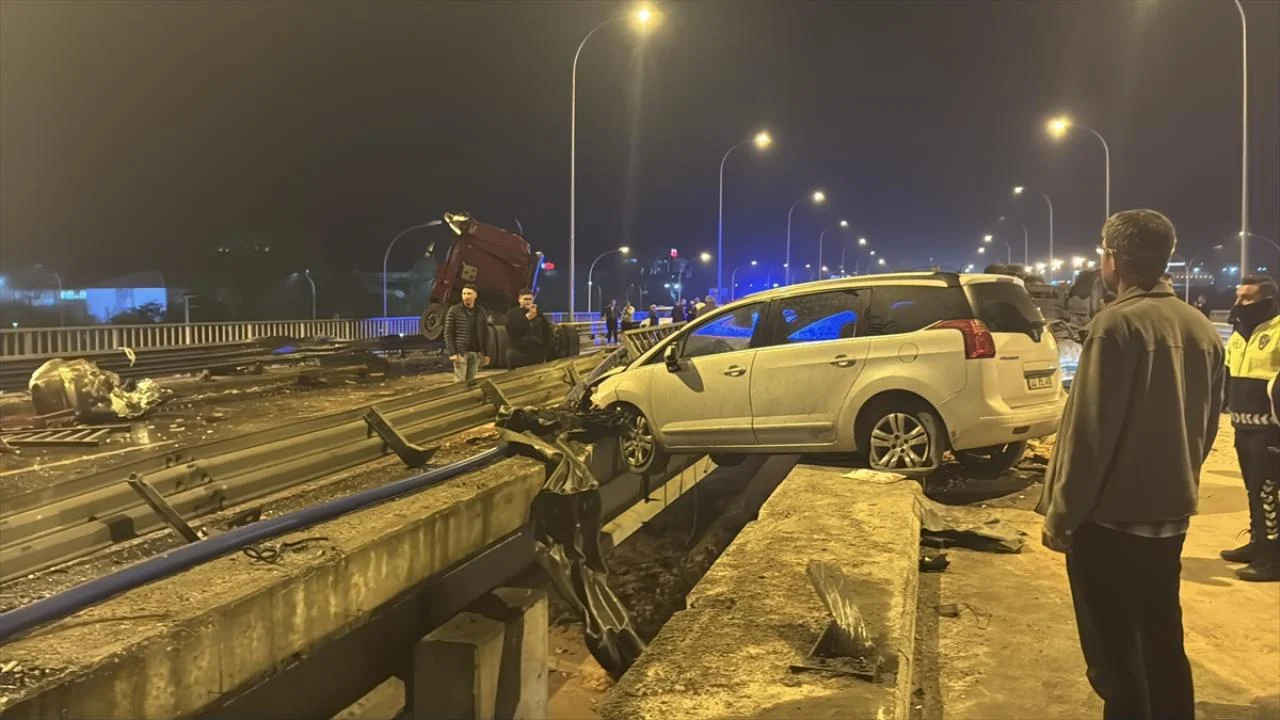 Afyonkarahisar'da tuğla yüklü tır ile 3 otomobil çarpıştı
