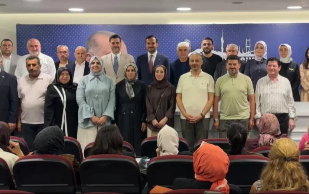 Üsküdar'da 4 CHP'li meclis üyesi AK Parti'ye katıldı