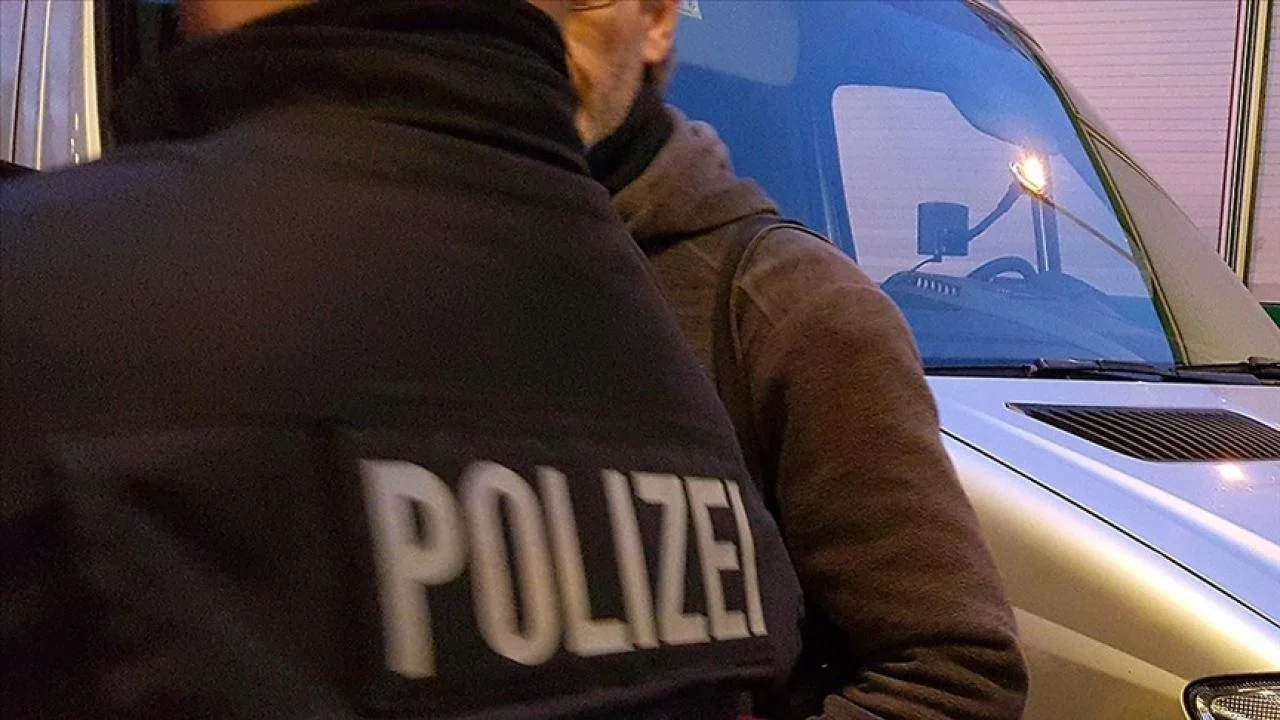 Almanya'da çatışma sırasında olay yerinden kaçan 2 kadın polis memuriyetten ihraç edildi