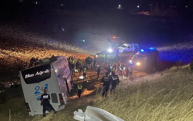 Amasya'da yolcu otobüsü tarlaya girdi: 24 yaralı
